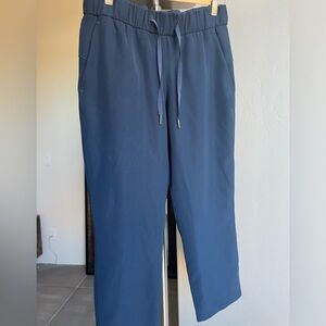 Lululemon on the fly crop navy blue pants 6 23 inch inseam